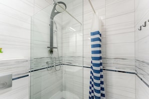 Shower, hair dryer, towels - Wielkopolska Cozy Apartment (Kołobrzeg)