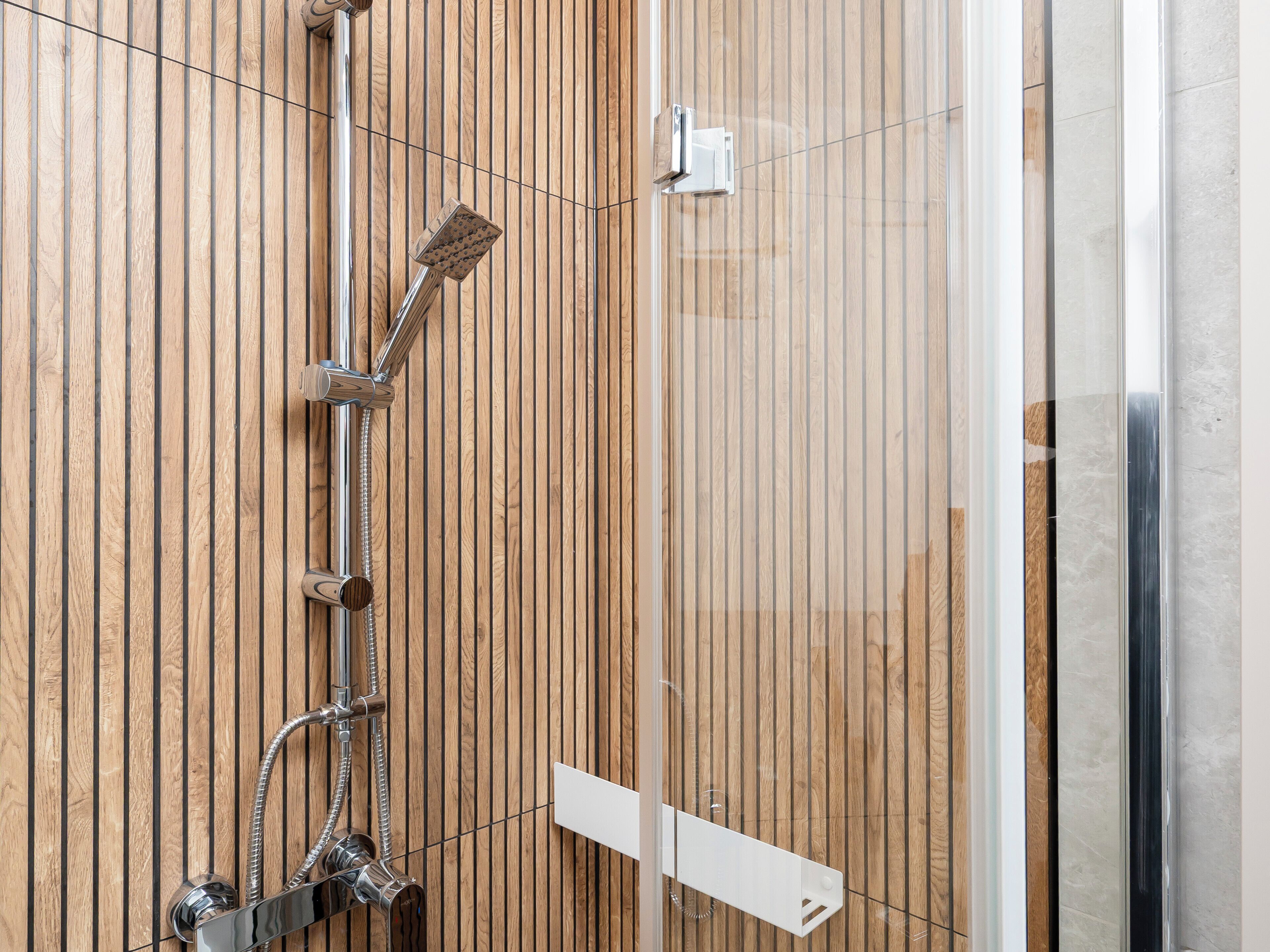 Een douche, een haardroger, handdoeken