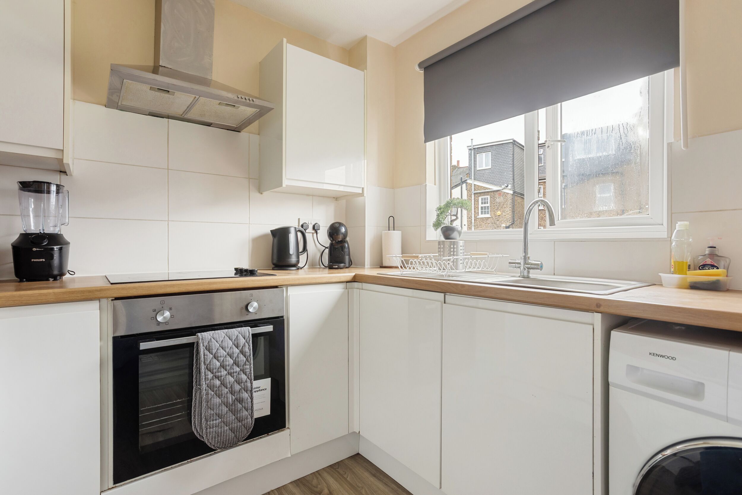 Coffee/tea maker, fridge, microwave, oven