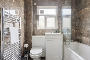 Hair dryer, towels, soap, shampoo - Modern 2BR Flat, 20 mins train to Central London, 7mins to Selhurst Park Stadium (London)