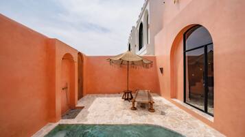 Deluxe villa, 2 slaapkamers, patio, uitzicht op zwembad | Zwembad | Een buitenzwembad