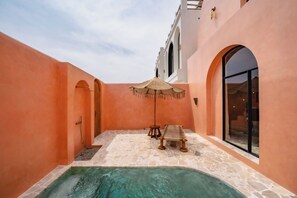 Deluxe villa, 2 slaapkamers, patio, uitzicht op zwembad | Zwembad | Een buitenzwembad