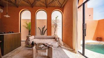 Deluxe villa, 2 slaapkamers, patio, uitzicht op zwembad | Interieur