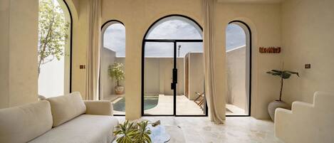 Luxe villa, 2 slaapkamers, terras, uitzicht op zwembad | Woonkamer