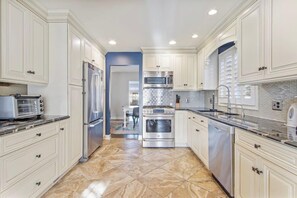 Refrigerador, microondas, horno, placa de cocina