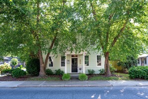 Exterior - 404 Union St. - Historic Charm in the Heart of Milton – Walk to Downtown (Milton)