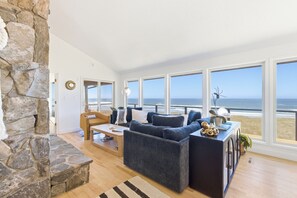 Smart TV, fireplace - Pacific Perch-Lux, 4 bed, oceanfront with huge views. (Pacific City)