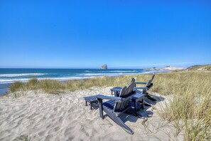 On the beach - Pacific Perch-Lux, 4 bed, oceanfront with huge views. (Pacific City)