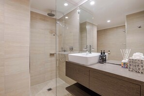 Shower, hair dryer, towels, soap - Amazing Location*Newly Refurbished*King Beds*2 Pools*WIFI* Parking* BBQ (Port Douglas)
