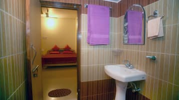 Classic Room, Balcony | Bathroom | Shower, free toiletries, hair dryer, slippers