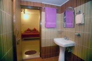 Classic Room, Balcony | Bathroom