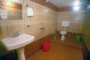 Classic-Zimmer, Balkon | Badezimmer | Dusche, kostenlose Toilettenartikel, Haartrockner, Hausschuhe