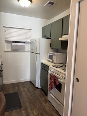 Frigorifero, microonde, forno, piano cottura