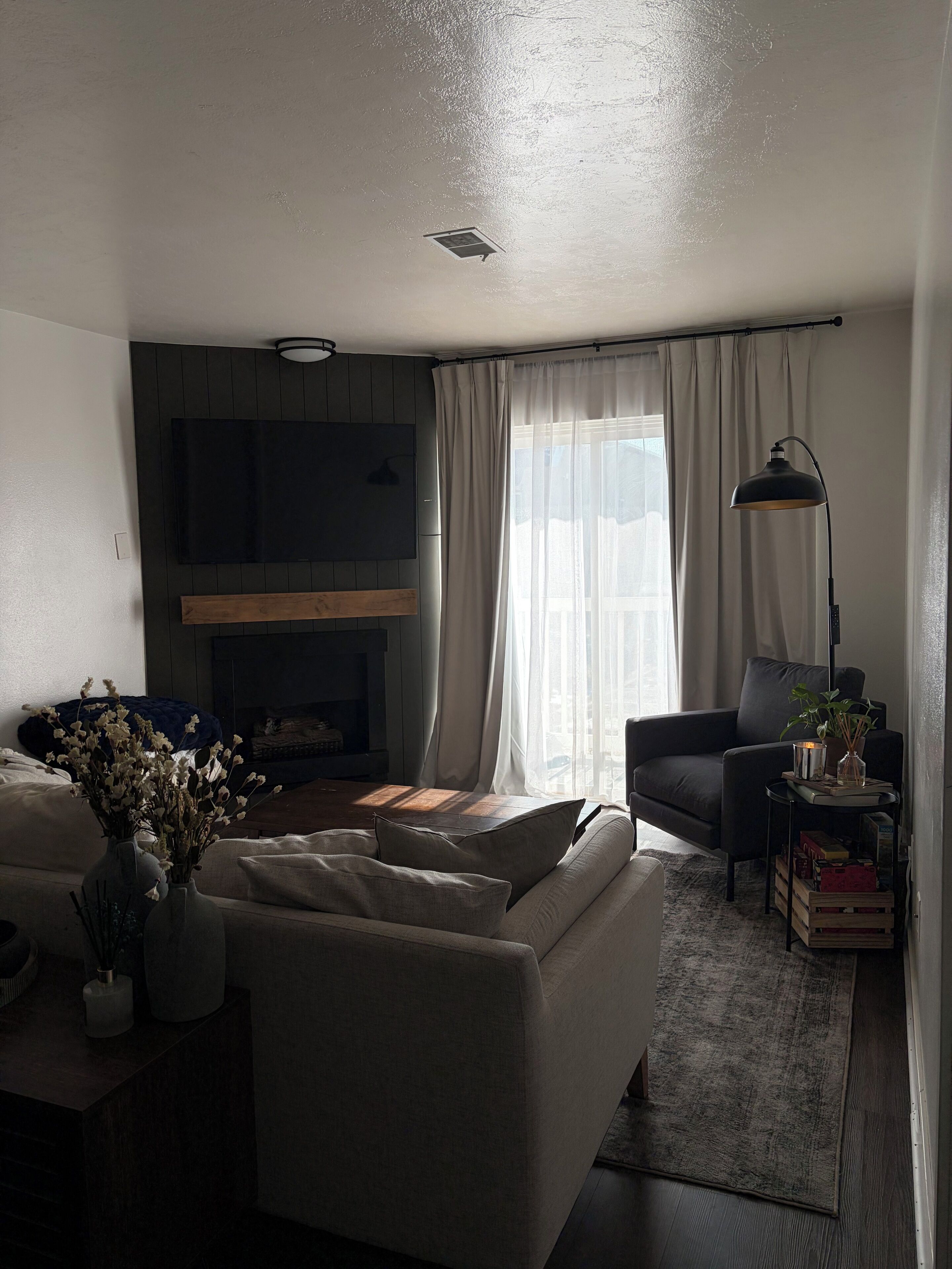 テレビ、暖炉、書庫