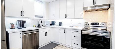 Réfrigérateur, four à micro-ondes, un four, surface de cuisson