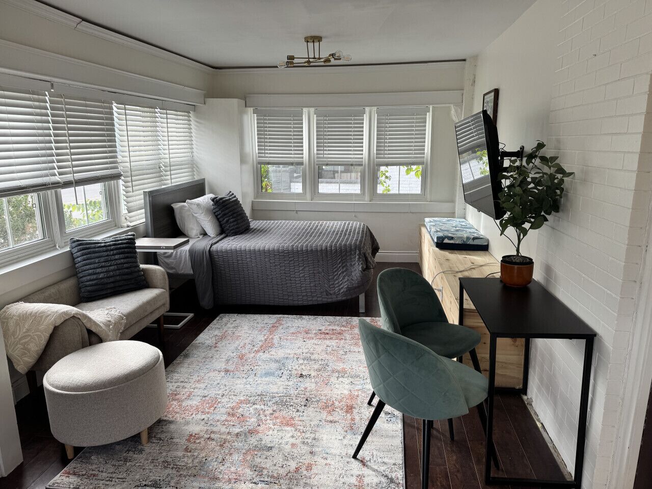 Desk, iron/ironing board, WiFi, bed sheets