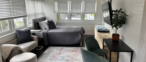 Desk, iron/ironing board, WiFi, bed sheets