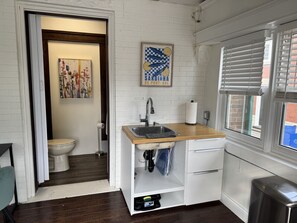 Towels - Private Downtown Kitchener Studio | Parking, Kitchenette, Wi-Fi (Kitchener)