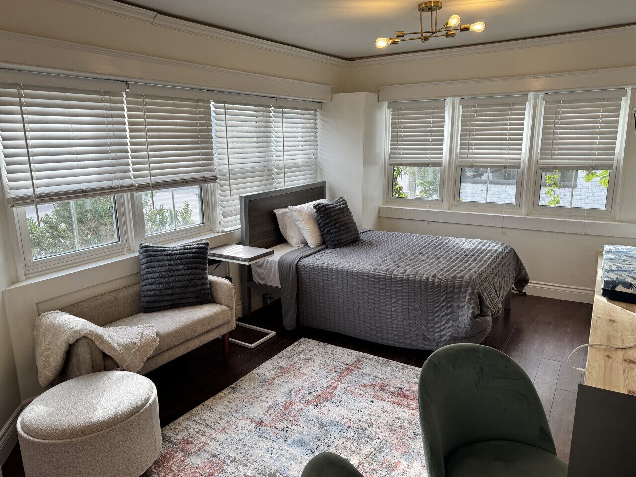 Desk, iron/ironing board, WiFi, bed sheets