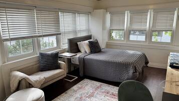 Desk, iron/ironing board, WiFi, bed sheets