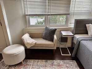 Desk, iron/ironing board, WiFi, bed sheets
