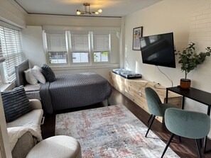 Desk, iron/ironing board, WiFi, bed sheets