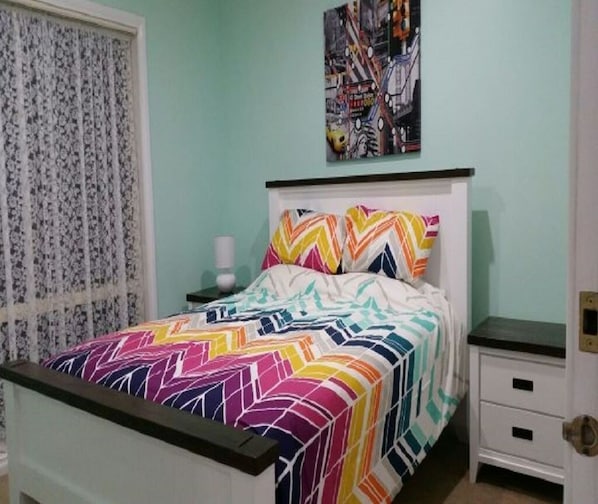 3 bedrooms, iron/ironing board, internet, bed sheets