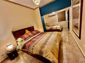 1 bedroom, desk, iron/ironing board, travel cot - The Helio Suite Modern 1 bdrm (Heliopolis)