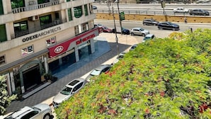 En bygning med flere etager, med skilte for 'ODEXEARCHITECTS' og 'KIA MOTORS'.