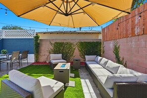 Outdoor dining - Steps to Belmont Shore Retreat - Firepit - Games - Near DTLB! (Long Beach)