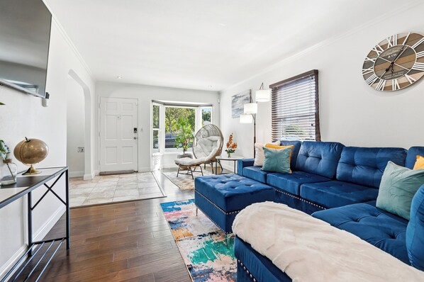 Smart TV, video games, table football - Steps to Belmont Shore Retreat - Firepit - Games - Near DTLB! (Long Beach)