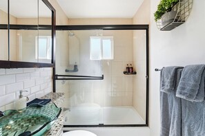 Hair dryer, towels, soap, shampoo - Steps to Belmont Shore Retreat - Firepit - Games - Near DTLB! (Long Beach)