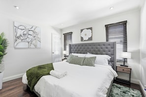 2 bedrooms, desk, iron/ironing board, travel cot - Steps to Belmont Shore Retreat - Firepit - Games - Near DTLB! (Long Beach)
