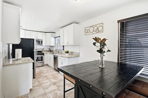 Fridge, microwave, oven, stovetop - Steps to Belmont Shore Retreat - Firepit - Games - Near DTLB! (Long Beach)