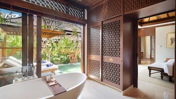 Olea Prestige 1- Bedroom Pool Villa | Kamar mandi | Bathtub dan shower terpisah, pengering rambut, sandal, dan handuk