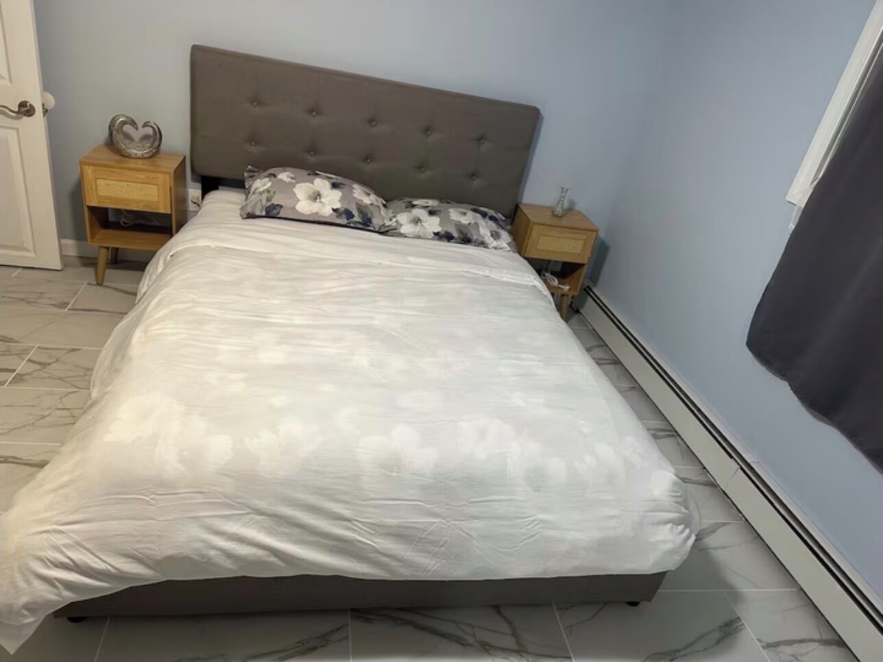 Tabla de planchar con plancha, wifi y ropa de cama 