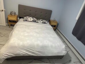 Tabla de planchar con plancha, wifi y ropa de cama