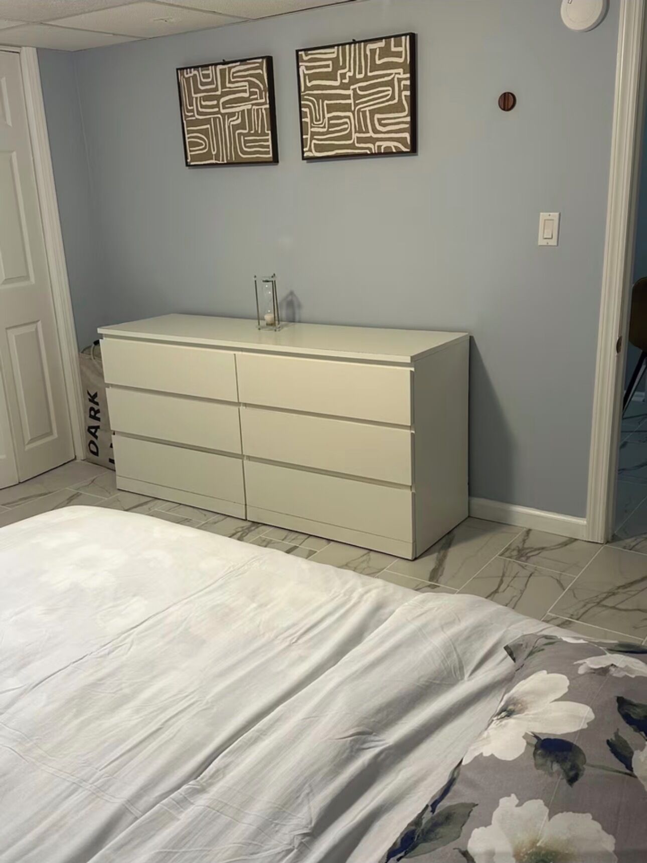 Tabla de planchar con plancha, wifi y ropa de cama 