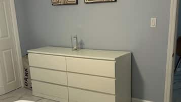 Tabla de planchar con plancha, wifi y ropa de cama