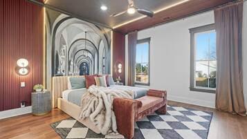 7 habitaciones, escritorio y tabla de planchar con plancha