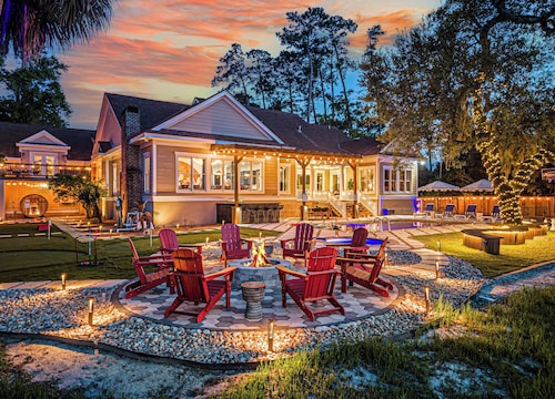 Sleeps 16 | Luxury Lakefront Getaway, Pool, Spa, Sportcourt. Theater, Game Room!