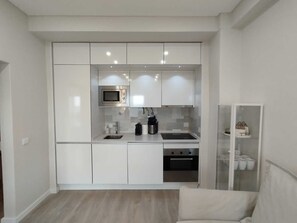 Frigorifero, microonde, forno, piano cottura
