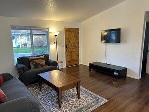 Living area - Newly Renovated 3-bedroom Centrally located Home in Grants Pass (Grants Pass)