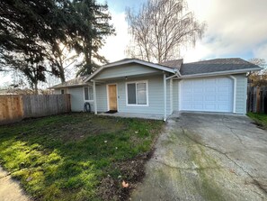 Exterior - Newly Renovated 3-bedroom Centrally located Home in Grants Pass (Grants Pass)