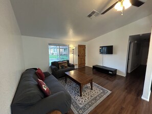 Living area - Newly Renovated 3-bedroom Centrally located Home in Grants Pass (Grants Pass)