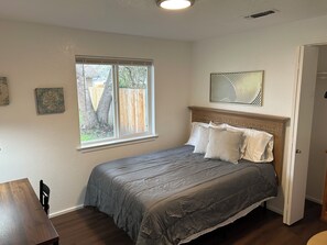 Iron/ironing board, WiFi, bed sheets - Newly Renovated 3-bedroom Centrally located Home in Grants Pass (Grants Pass)