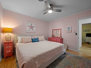 4 bedrooms, free WiFi, bed sheets - Beach Bunker - Close to beach and local attractions (Atlantic Beach)