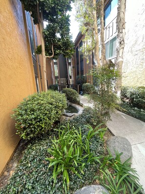Property grounds - Cozy 1br 1st floor condo in 55+bldg; on bus lines; walk to Balboa Park, grocery. (San Diego)