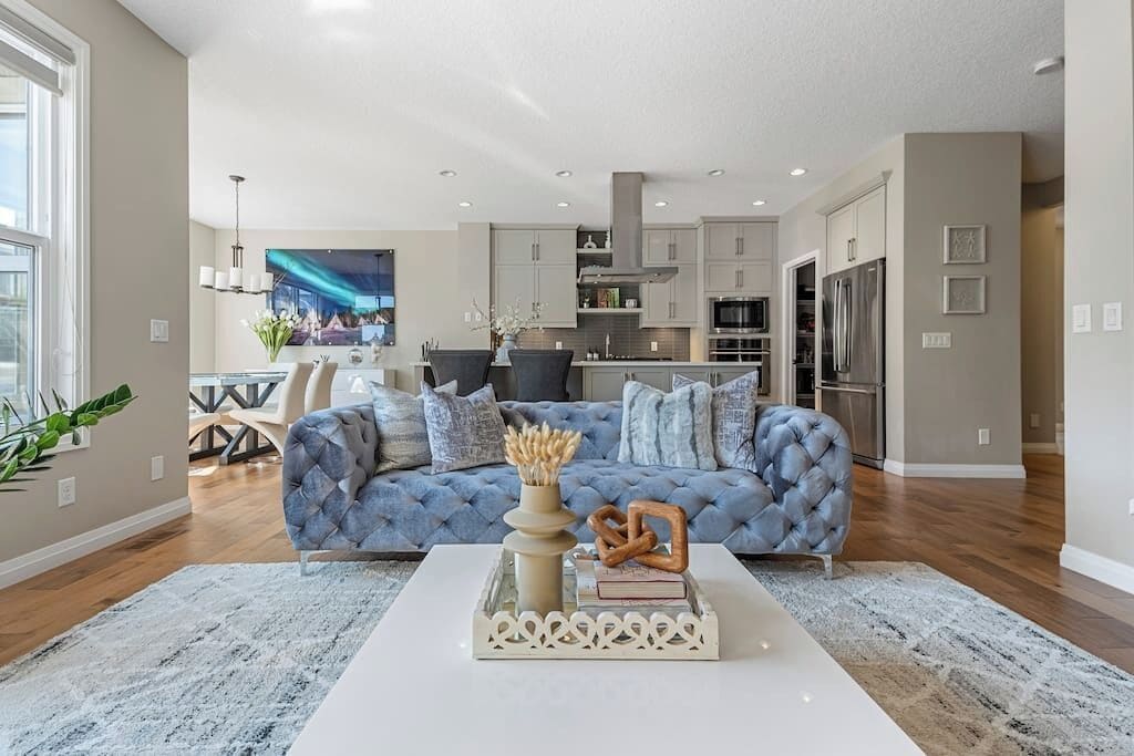 Smart TV, caminetto, libri, impianto stereo