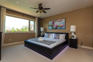 5 bedrooms, desk, iron/ironing board, travel crib - Cozy & Luxurious Ridge Home - Pet Friendly (Cochrane)